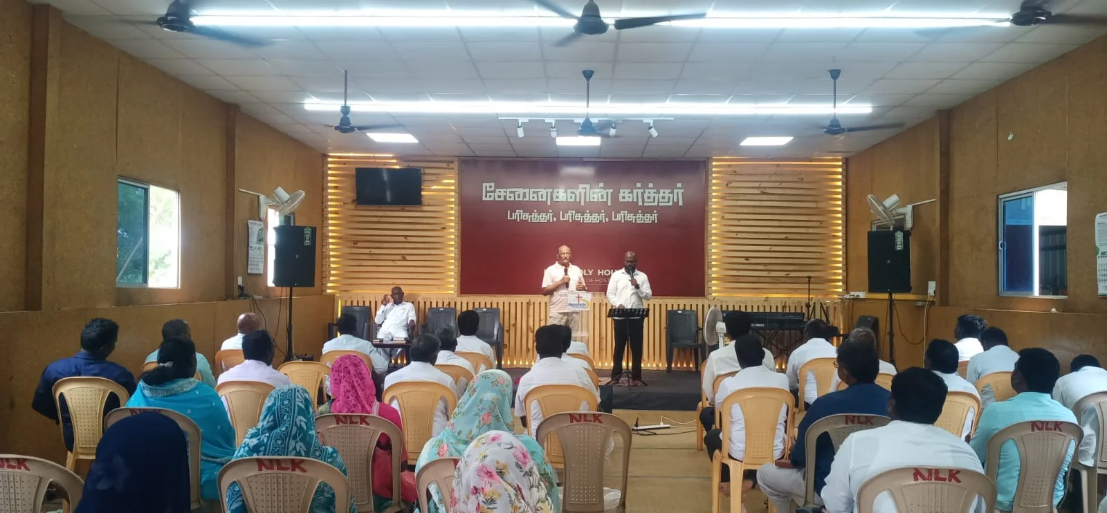 Abel Govender teaching pastors at a seminar in India